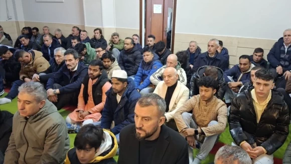 Bayram namazı tam 3 kez kılındı: Caminin duvarları tekbirlerle yankılandı!