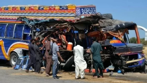 Pakistan'da katliam gibi kaza!