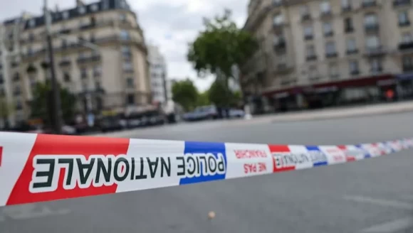 Paris’te gündüz saatlerinde bıçaklı saldırı