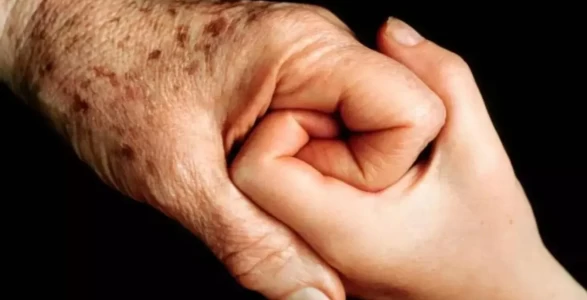 Yaşlılık lekeleri için kimyasal değil, bu bitkiyi deneyin