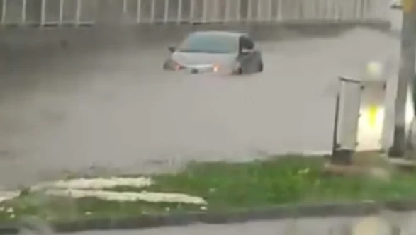 Cadde ve sokaklar göle döndü, evleri su bastı