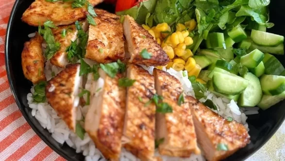 Izgara tavuklu fit bowl ile akşam yemeğinizi renklendirin