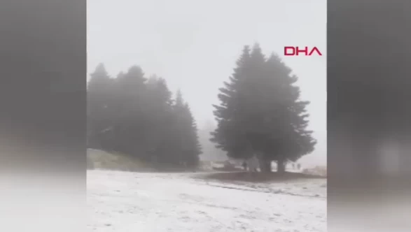 Uludağ’da mevsimin ilk karı yağdı: Sıcaklık 2 dereceye düştü