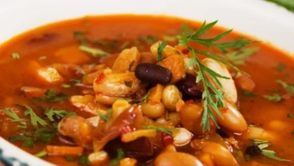 Fasulye ve hamur ile kaşık kaşık lezzet