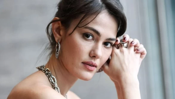 Gülper Özdemir, Ahsen Öğretmen rolüyle Cennetin Çocukları’nda