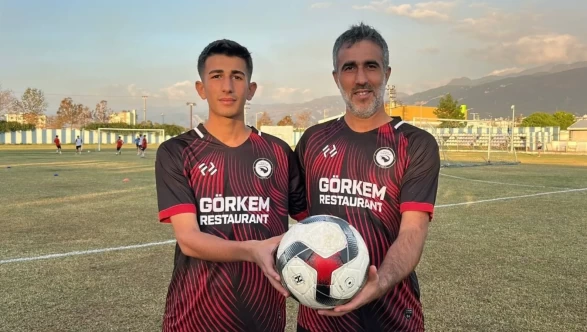 Hatay’da baba-oğul sahada! 42 yaşındaki baba, 16 yaşındaki oğluyla aynı takımda gol peşinde