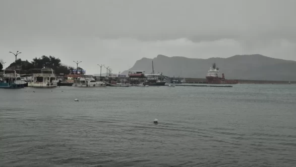 Doğal gaz sondaj gemileri fırtınadan Amasra Limanı'na sığındı