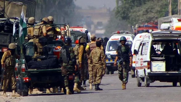 Pakistan'da polis aracına bombalı saldırı