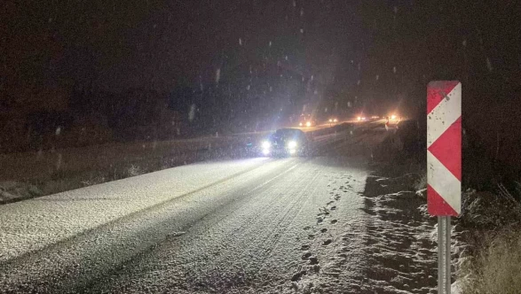 Burdur’da kar yolu kapattı! Araçlar saatlerce mahsur kaldı