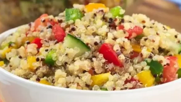 Elma ve havuç ile kinoalı kış salatası