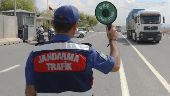 Jandarmanın trafik cezası yazdığı kişi öyle biri çıktı ki, ödemeyi cezayı kesen memur yaptı