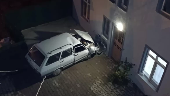 Kontrolden çıkan araç evin duvarına çarptı