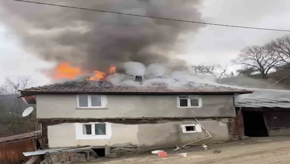 İki katlı ev bir anda kül oldu!