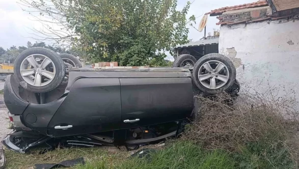 Kontrolden çıkan otomobil evin duvarına çarparak durdu