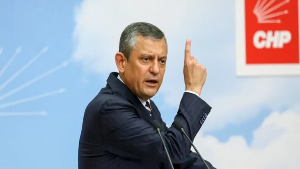 Başörtüsü takan Murat Övüç, 'Piyango kumar değildir' diyen Özgür Özel'i çağırdı! Şaşkınız! CHP'de neler oluyor?