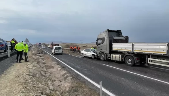 Nevşehir'de otomobil tırla çarpıştı