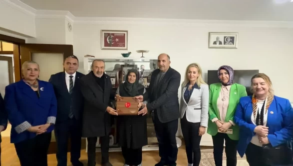MHP'li Yıldırım'dan şehit ailesine ziyaret: Liderimizin “Onların başlarını öne eğdirmeyeceğiz” dediği yerdeyiz