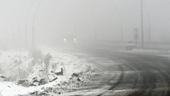 Yolda kalanlar paniğe kapıldı! Kar fırtınası sürücülere zor anlar yaşattı