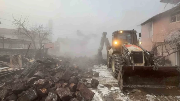 Kütahya'da sabaha karşı çıkan yangın iki katlı evi yok etti