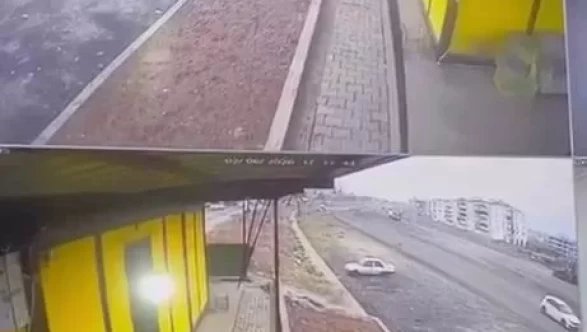 Direksiyon hakimiyeti kayboldu! Diyarbakır'da takla atan otomobilin anları kamerada!