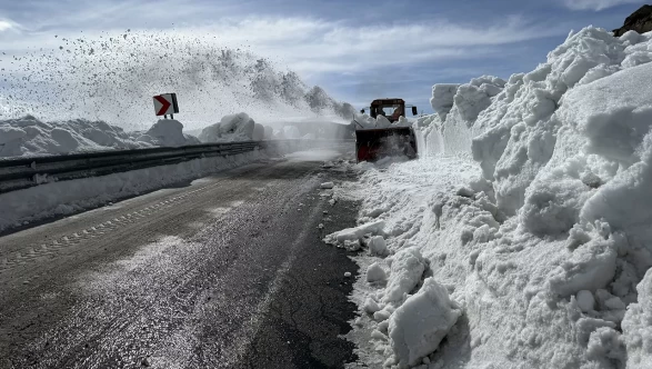 Kar nedeniyle 3,5 aydır kapalı olan Bülbülan Geçidi’nde yoğun çalışma