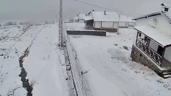 Ankara'ya kar yağdı, yüksek kesimler beyaza büründü!