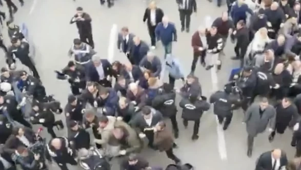 Belediye başkanını savunamayan CHP Bursa'da olay çıkarıp, polise saldırdı! Gerginliği arttıran milletvekili hastaneye kaldırıldı!