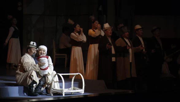 Bişkek'te efsanevi sanatçı Süymonkul Çokmorov'un hayatı müzikalde sahne aldı