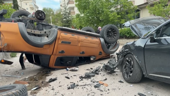 Aksaray'da kavşakta çarpışan pikap takla attı: Bahçe duvarına çarparak durabildi