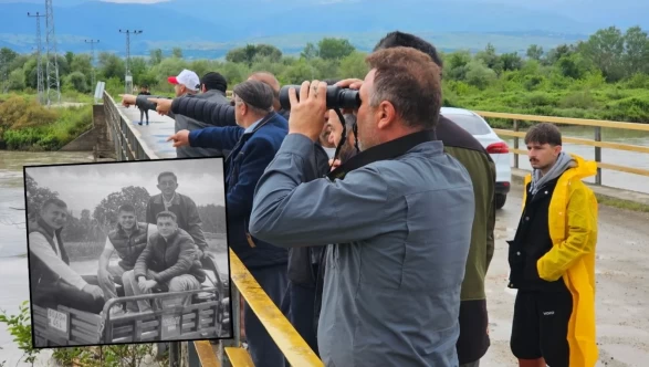 Fotoğraf çektirmek isterken triportörle suya düştüler!