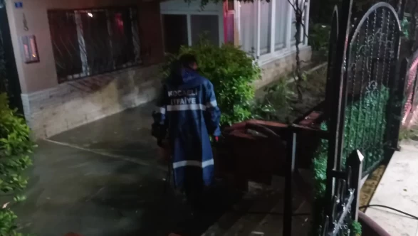 Karamürsel’de sağanak kabusu: Ev ve iş yerlerini su bastı!