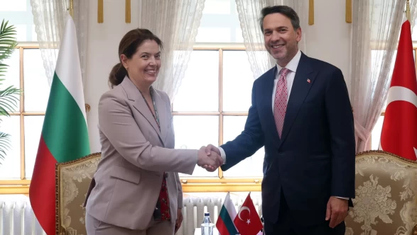 İstanbul'da enerji zirvesi! Bakan Bayraktar, Bulgaristan Enerji Bakanı Petrova ile görüştü