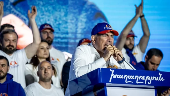 Ermenistan'da seçim yarışı! Paşinyan'ın partisi ilk sırada