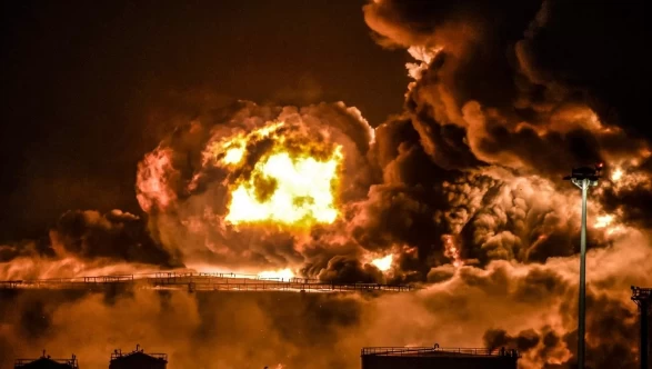 Suudi Arabistan'da alarm! Aramco'nun dev petrol tesisleri füze ve İHA'larla hedef alındı