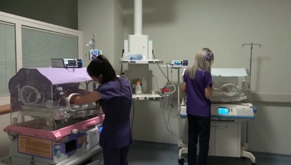 Hemşire kılığında bebek kaçırmak istedi