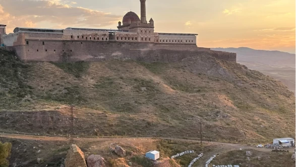 İshak Paşa Sarayı’nın eteklerinde geven balı hasadı