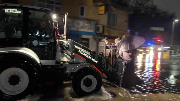 İş yerlerinde mahsur kalan 200 işçi kamyonlarla kurtarıldı!