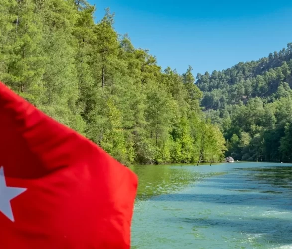 Doğaseverler Karacaören 2 Baraj Gölü'nü tekneyle geziyor