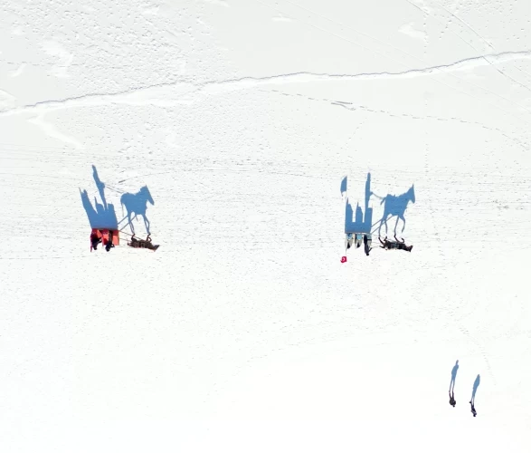 Çıldır Gölü'nün bir kısmı dondu! Buzda atlı kızaklarla safari keyfi