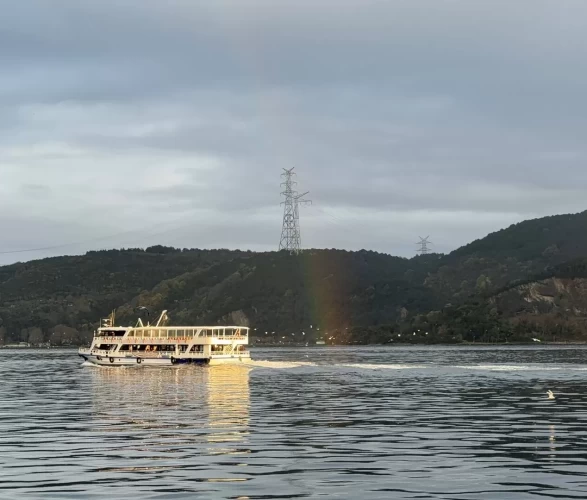 Yağmurun ardından İstanbul Boğazı’nda gökkuşağı şöleni