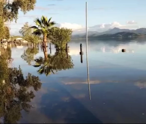 Muğla'da yağışlar seli getirdi: Delta Plajı sular altında kaldı!