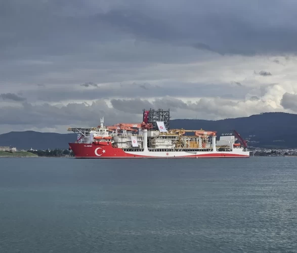 Türk filosunun yeni gözdesi "Yıldırım" Çanakkale Boğazı'ndan geçti