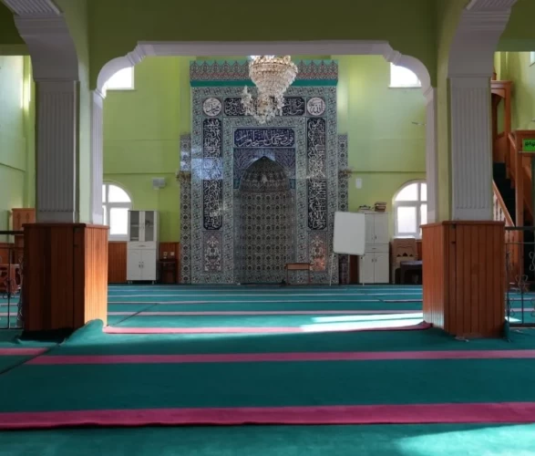 Köylünün kendi eliyle yaptığı cami icralık oldu