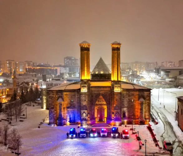 Erzurum’da kültürel miras ve kar kartpostallık görüntüler oluşturdu!