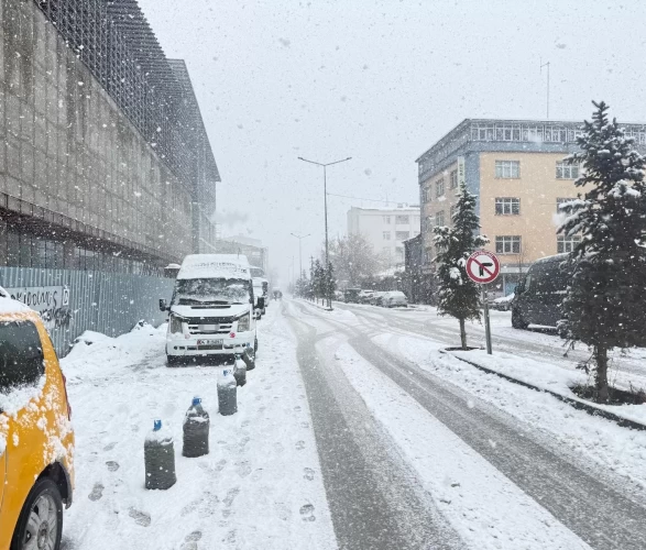 Patnos'ta yoğun kar yağışı ulaşımı felç etti: Sürücüler dikkat!