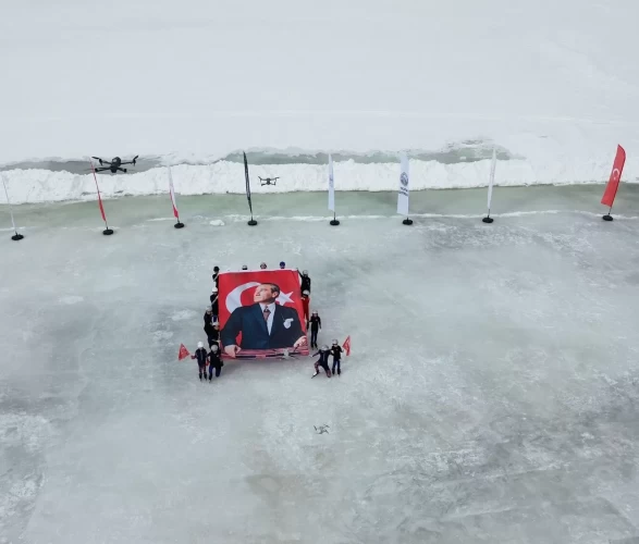Çıldır Gölü buz tuttu! Büyüleyici anlar ortaya çıktı