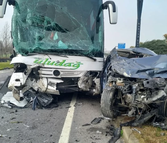 Otomobil, traktör ve otobüs birbirine girdi!