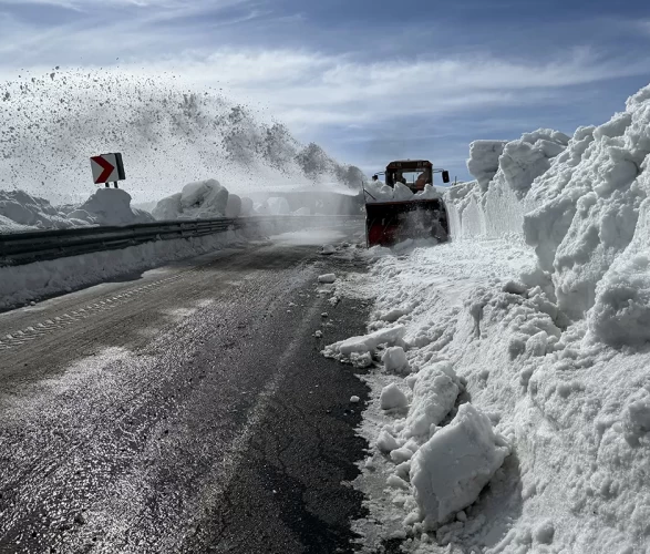 Kar nedeniyle 3,5 aydır kapalı olan Bülbülan Geçidi’nde yoğun çalışma