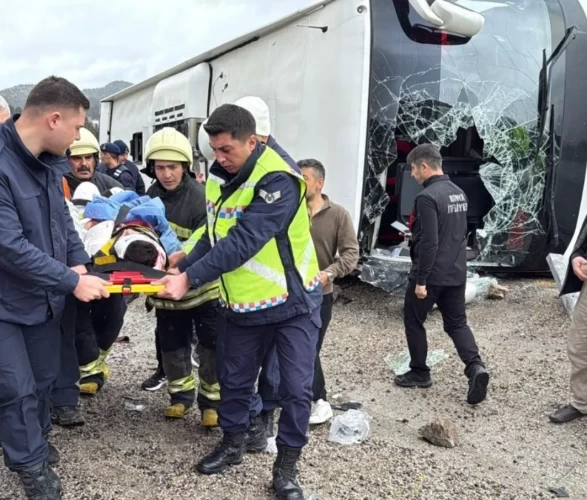 Seydişehir'de yolcu otobüsü devrildi