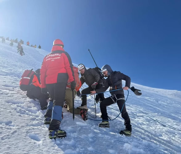 Uludağ'da tırmanışta mahsur kalan 2 kadın kurtarıldı!